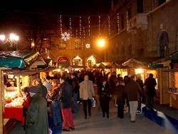 Corsa ai regali e bancarelle E i bimbi aspettano Santa Lucia