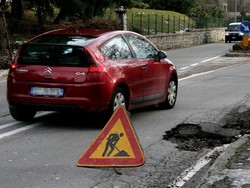 Buche come voragini La citt&agrave; &egrave; un groviera