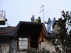 In fiamme un tetto Pompieri in azione