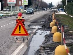 Busto, sotto la coltre bianca spuntano buche come crateri