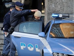 Rissa in una pizzeria Feriti due poliziotti
