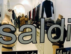 Saldi, una famiglia su tre stavolta non fa shopping
