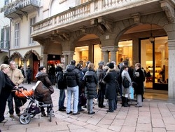 Saldi a gonfie vele Code fuori dai negozi