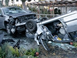 Scontro tra due auto E finiscono nella floricoltura