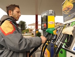 Ora non conviene pi&ugrave; fare il pieno in Ticino