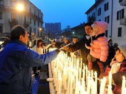 I soldi e un lavoro sui bigliettini del fal&ograve;