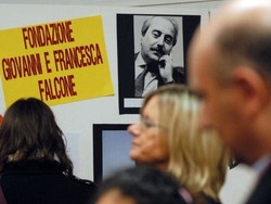 Centinaia di ragazzi cantano contro la mafia