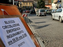 Smog sempre pi&ugrave; alto Il sindaco: “S&igrave; al blocco”