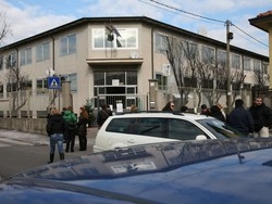 Bimbo travolto dall’auto di mamma Paura e rabbia alle scuole Morelli