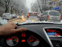 Raffica di mini-incidenti E auto in colonna per ore