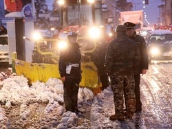 Cinquantenne muore spalando la neve
