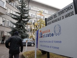 Tangenti, gi&agrave; a casa i due funzionari del fisco