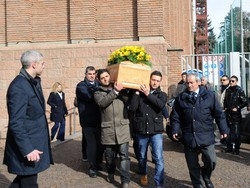 Girasoli e applausi per l’addio al gigante buono
