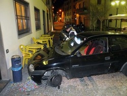Perde gomma e targa e finisce contro un bar