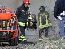 Fiamme alla stazione nel “covo” dei disperati