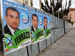 Manifesti “abusivi” Ferrazzi brucia i tempi
