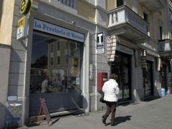 Due banditi armati di pistola assaltano tabaccheria a Busto