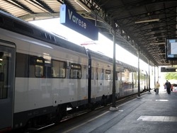 Atti osceni nel bagno Proprio davanti a un agente