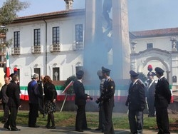Busto, passato il fumogeno resta la denuncia. E il trasloco