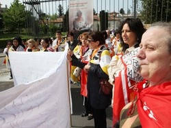 Varese, protesta delle bidelle “Riprendetevi la residenza”