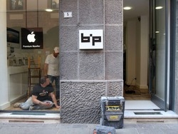 Busto, spaccata al negozio Apple immortalata anche in rete