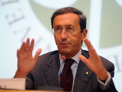 Fini sale in cattedra “Non ce l’ho con la Lega”
