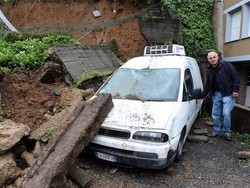 Varese, tragedia sfiorata Crolla un muro accanto al’asilo