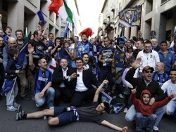 L’Inter scalda Varese Un migliaio in piazza