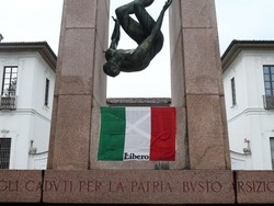Che vita grama per i monumenti nel cuore di Busto Arsizio