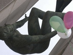 Busto e il monumento, parlano i fans di piazza Trento Trieste