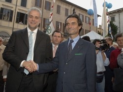 Fontana e i sindaci all’attacco: “Tagliare gli stipendi al Pirellone”