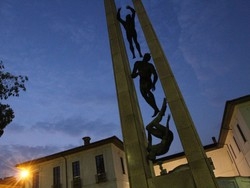 Busto, shopping serale in sordina Sullo sfondo il monumento ai Caduti