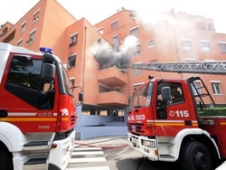 Fiamme in un condominio Paura e un’anziana in ospedale
