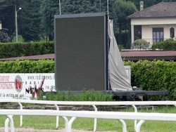 Varese, arriva il maxischermo Ma trasloca all’ippodromo