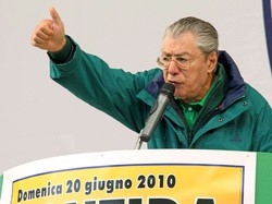 Bossi sul palco di Pontida: “Lotta sino all’indipendenza”