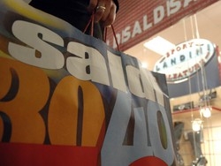 Saldi, si parte il 5 gennaio Acquisti natalizi a rilento