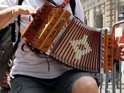 Rubano fisarmonica a clochard Campagna web e concerto in aiuto