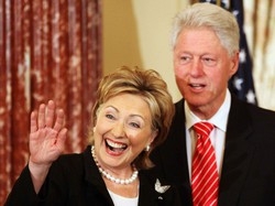 Clinton si commuove per Haiti e intanto compra un “castello”