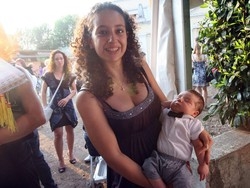 Busto, Gemma &egrave; diplomata e ha anche un bel fiocco azzurro
