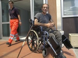 Busto, invalido sfrattato vive in auto con il cane