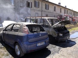 Busto, fiamme e auto ko nel posteggio dietro il mercato
