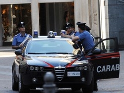 Prima un pazzo rave party, poi lo scippo a un’anziana