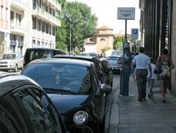 A Busto piovono le multe contro i posteggi contromano