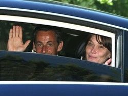 Bacio “galeotto” sul set L’ira di Sark&ograve; contro Carl&agrave;