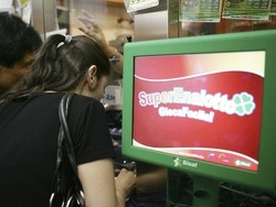 Jackpot, sogno senza frontiere Assalto turistico al Superenalotto