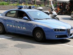 Non risponde ai poliziotti perch&eacute; ha la droga in bocca
