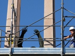 Busto, il monumento va una piazza lo invoca