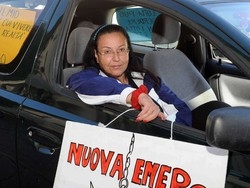 Precari, la protesta continua Maestra digiuna per strada