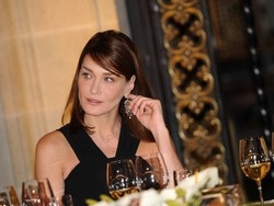 Carla Bruni sotto assedio Escono biografie “scomode”