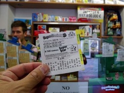 Febbre da superenalotto: gli italiani sognano e spendono